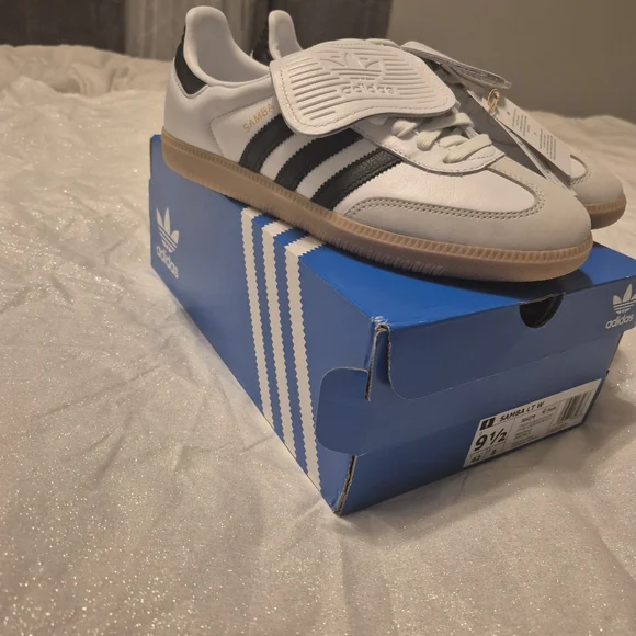 adidas gazelle silver green womens Adidas Originals 'Samba' – Premium Style & Comfort main image 0